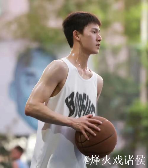 生不逢时的非典型中锋，15岁长太快差点退役，26